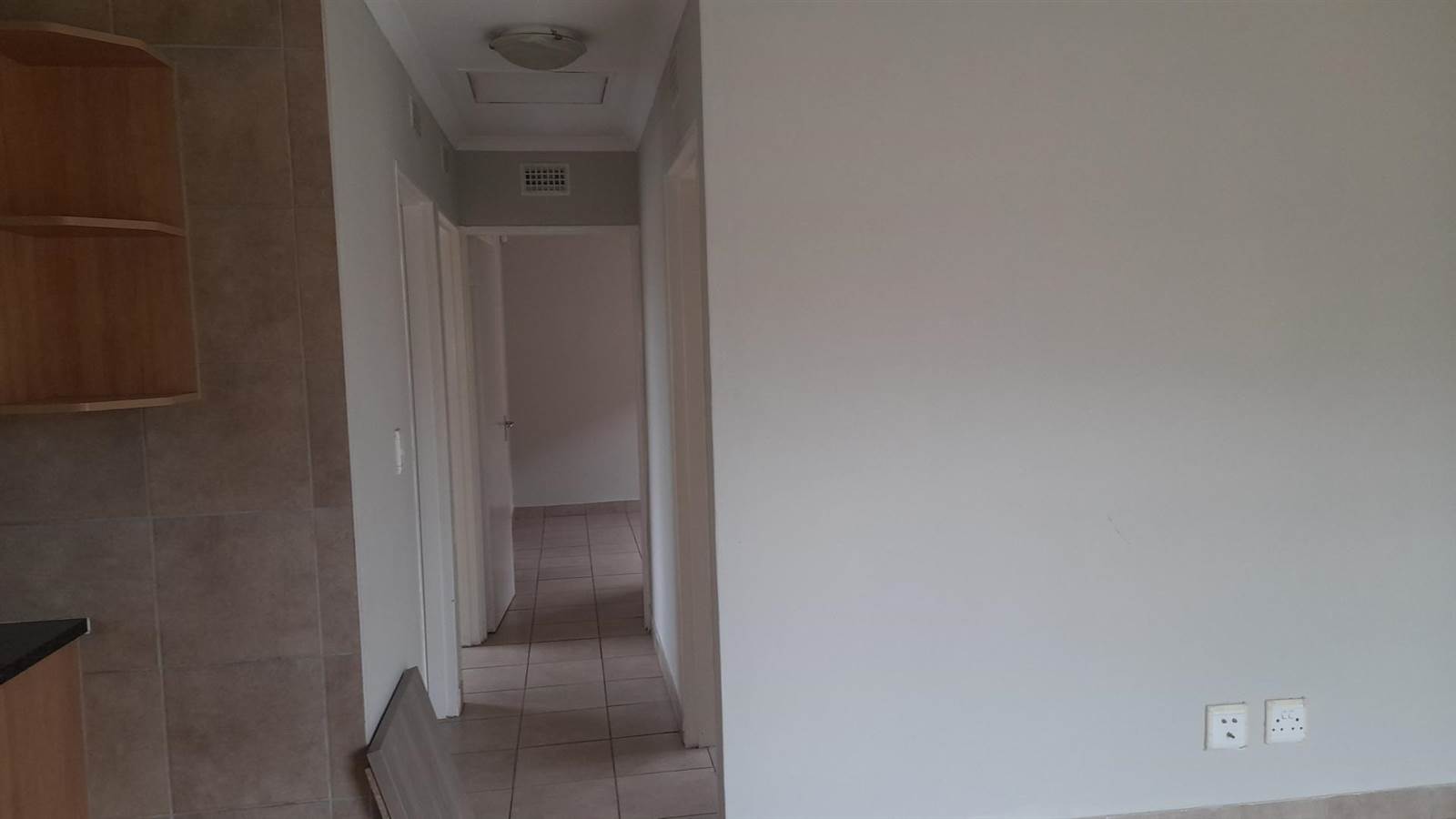 3 Bed Apartment in Olievenhoutbosch photo number 4