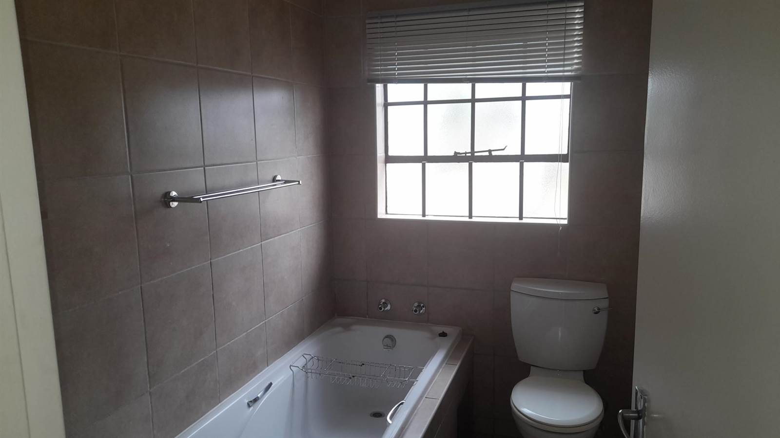 3 Bed Apartment in Olievenhoutbosch photo number 6