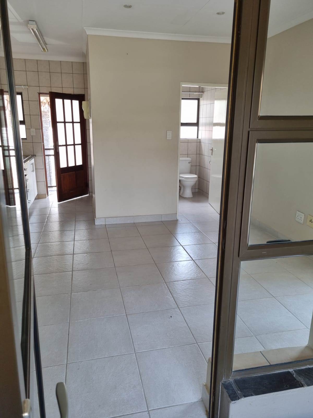 1 Bed Apartment in Sonheuwel photo number 8