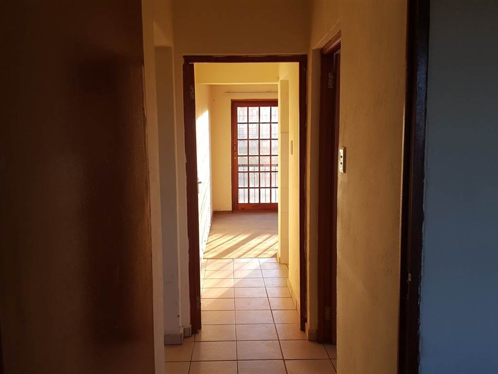 2 Bed Flat in Trichardt photo number 7