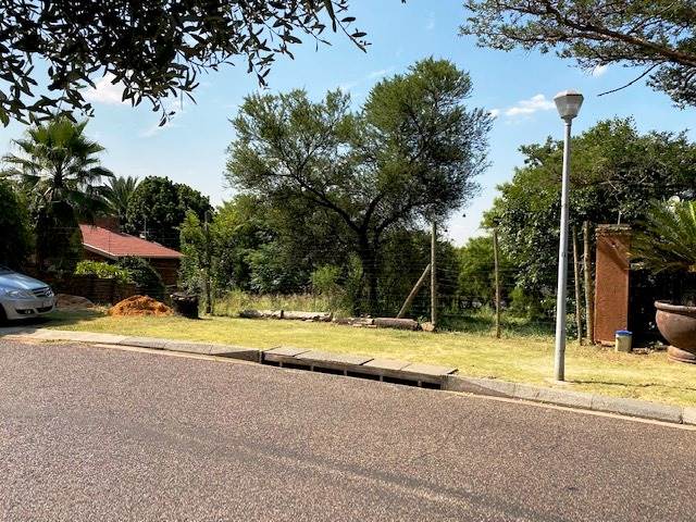 1000 m² Land available in Zwartkop photo number 4