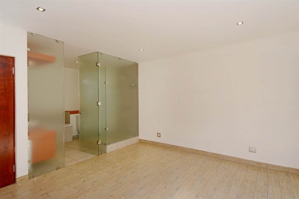 3 Bed Apartment in Hyde Park photo number 13