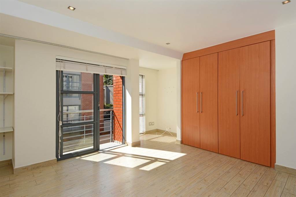 3 Bed Apartment in Hyde Park photo number 20