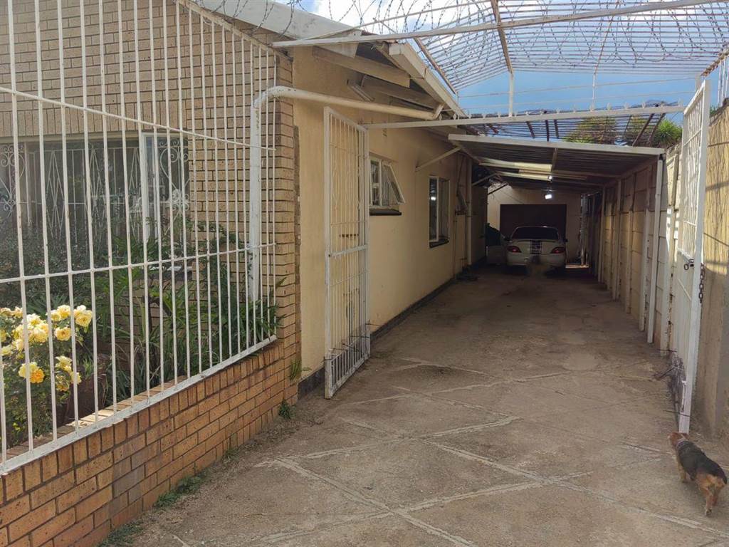 4 Bed House in Lenasia photo number 15