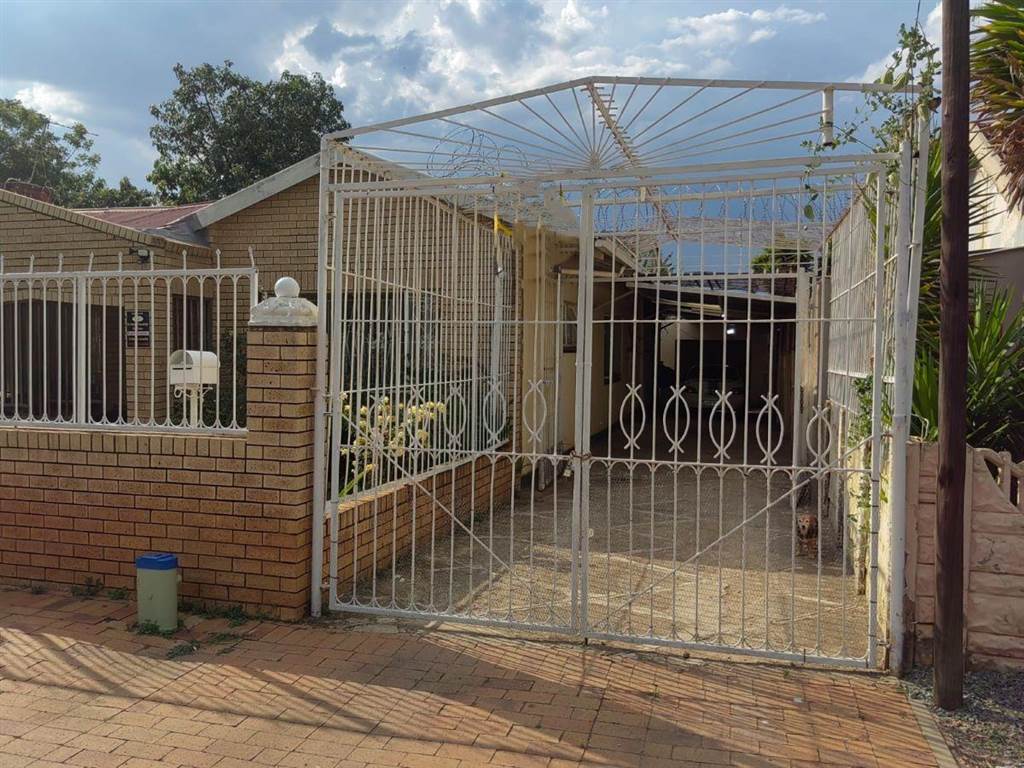 4 Bed House in Lenasia photo number 18
