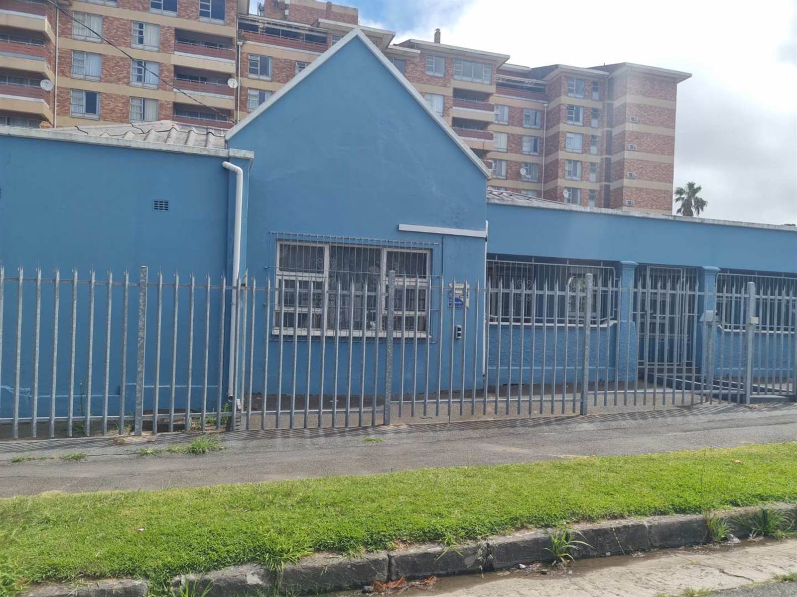 320  m² Commercial space in Southernwood photo number 1