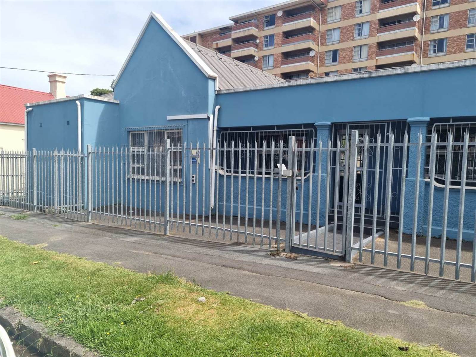 320  m² Commercial space in Southernwood photo number 2