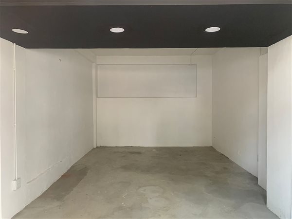 32  m² Commercial space