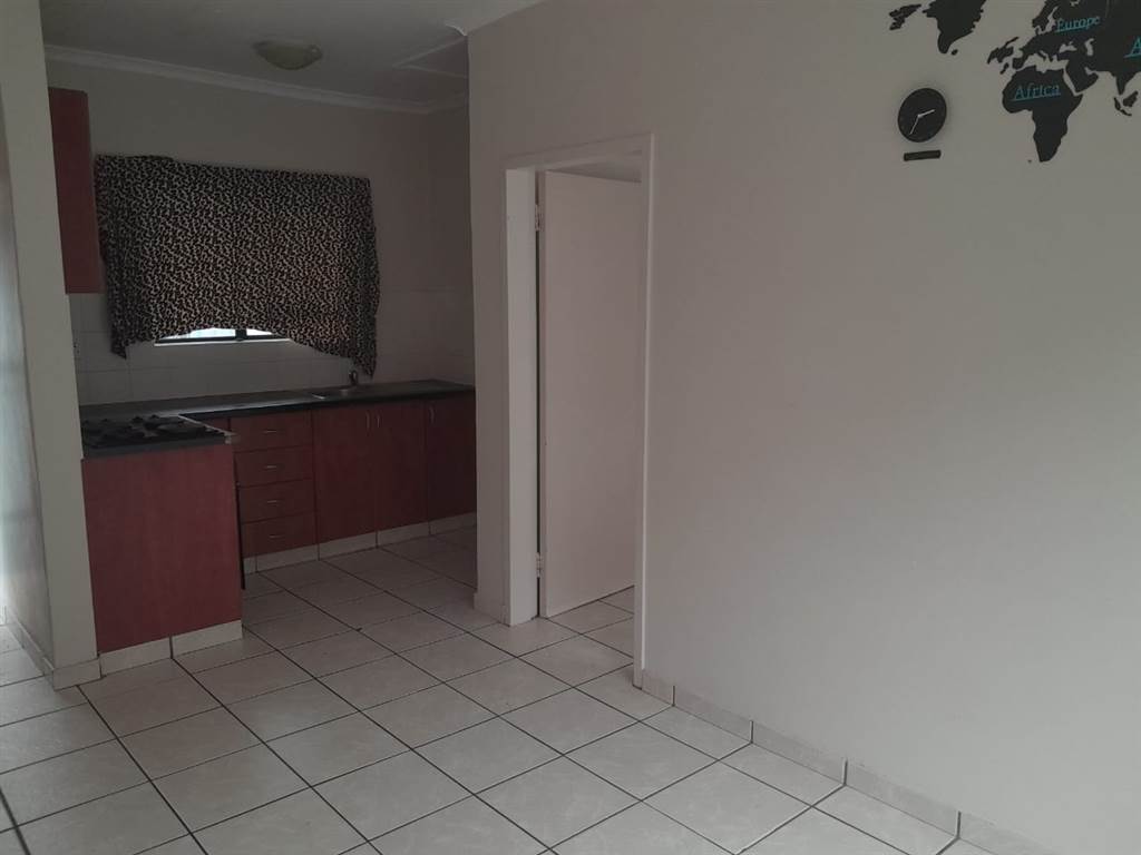 1 Bed Apartment in Doringkruin photo number 2