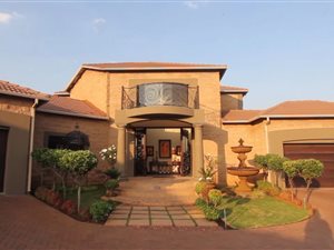6 Bed House in Witpoortjie