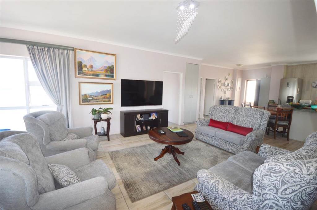 3 Bed Apartment in Southernwood photo number 6