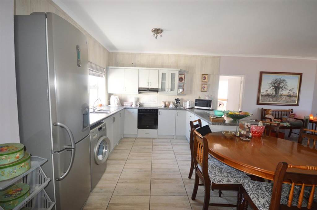 3 Bed Apartment in Southernwood photo number 2