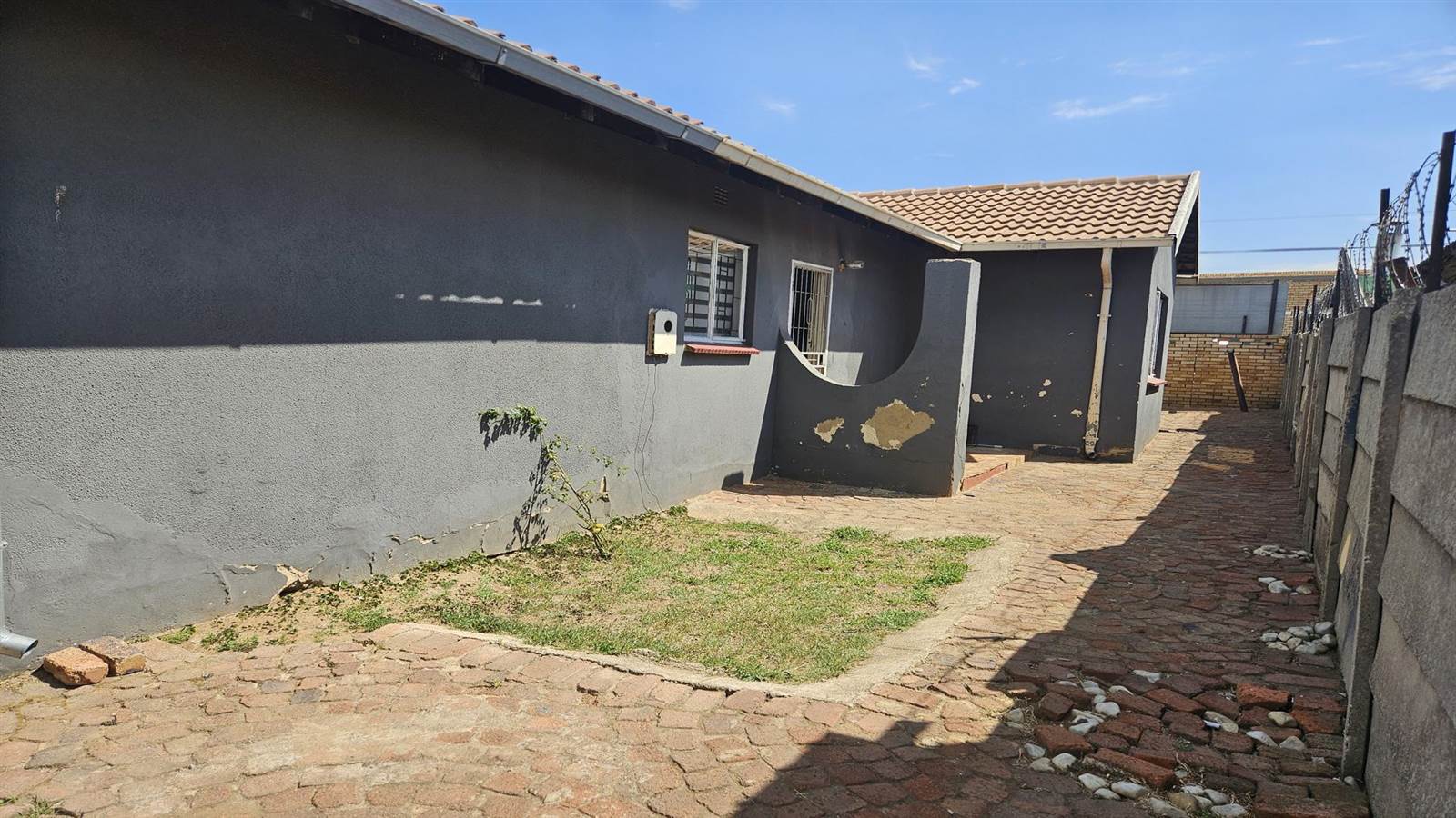 2 Bed House in Daveyton photo number 3