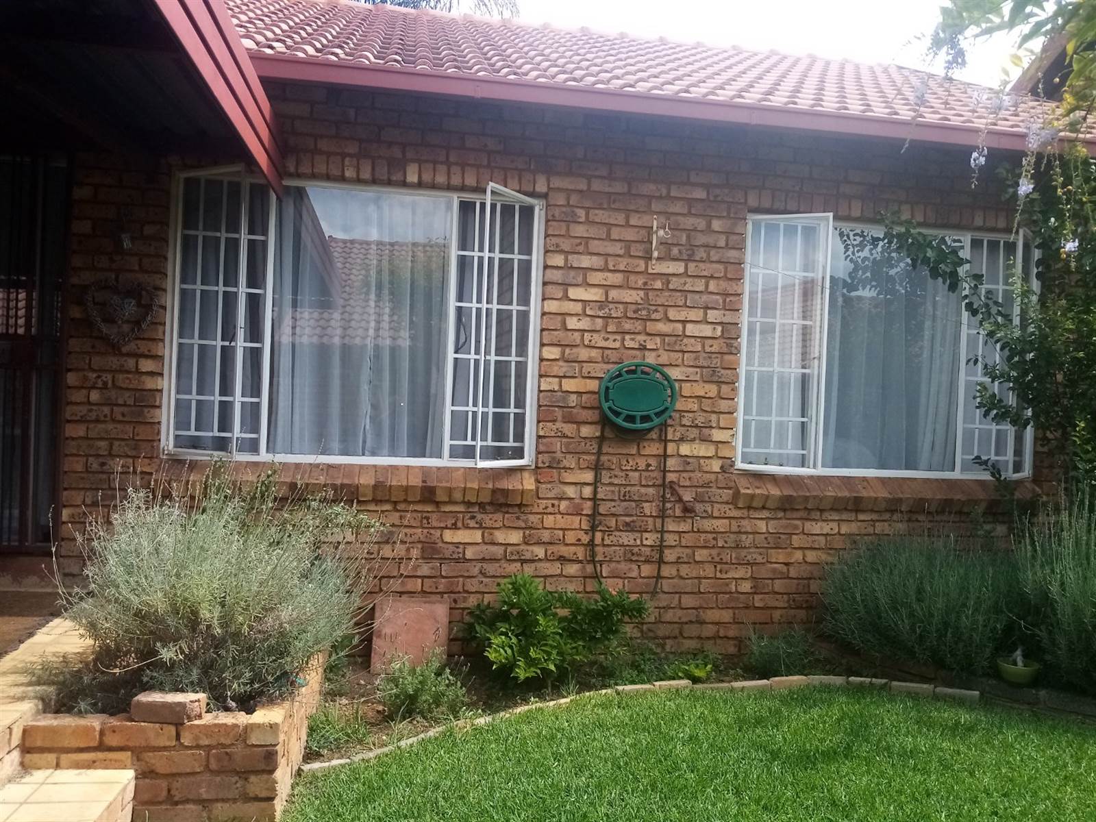 2 Bed Townhouse in Rooihuiskraal North photo number 8
