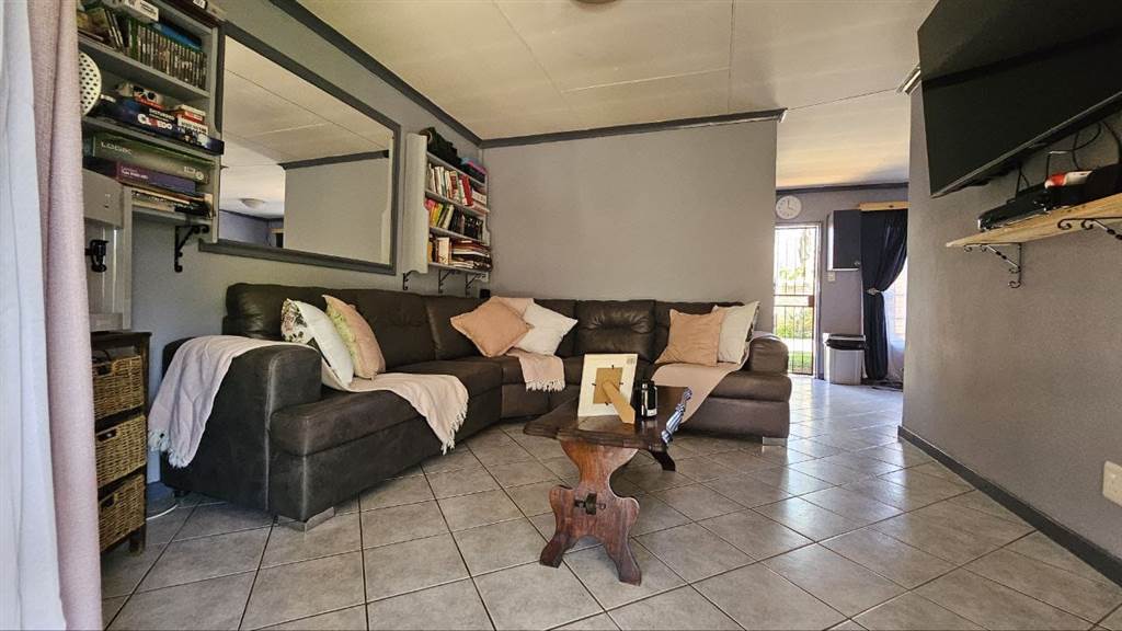 2 Bed Townhouse in Rooihuiskraal North photo number 30