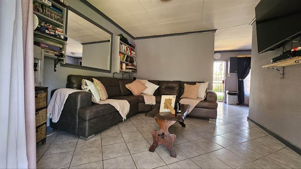 2 Bed Townhouse in Rooihuiskraal North photo number 29