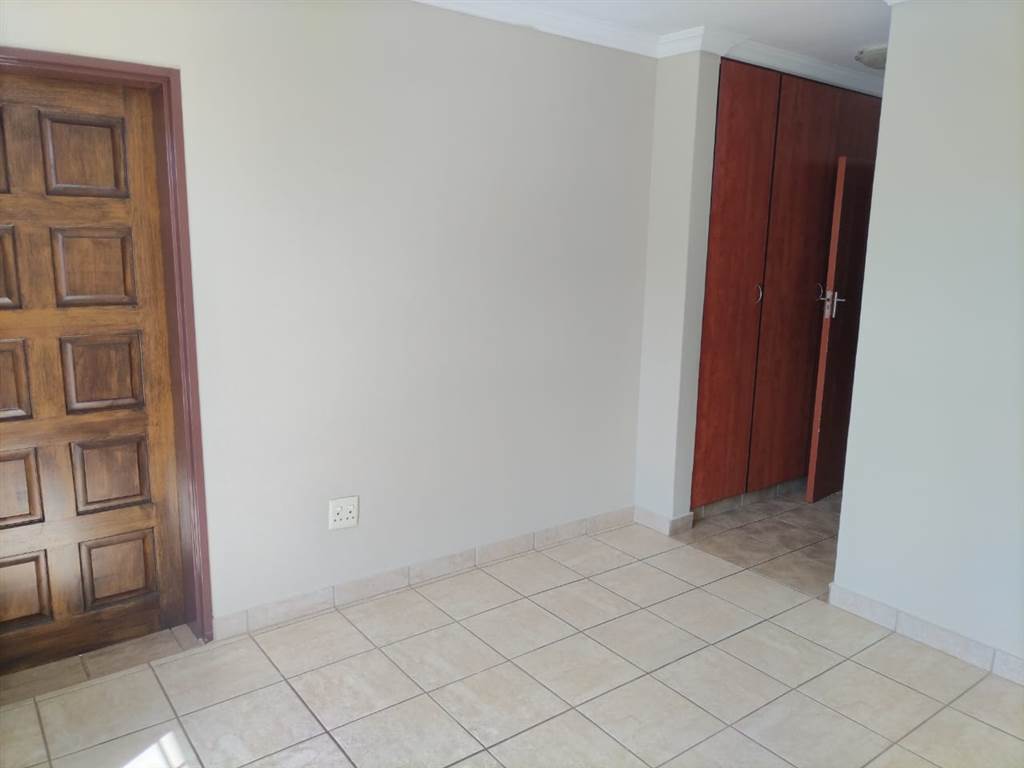 2 Bed Apartment in Magalieskruin photo number 12
