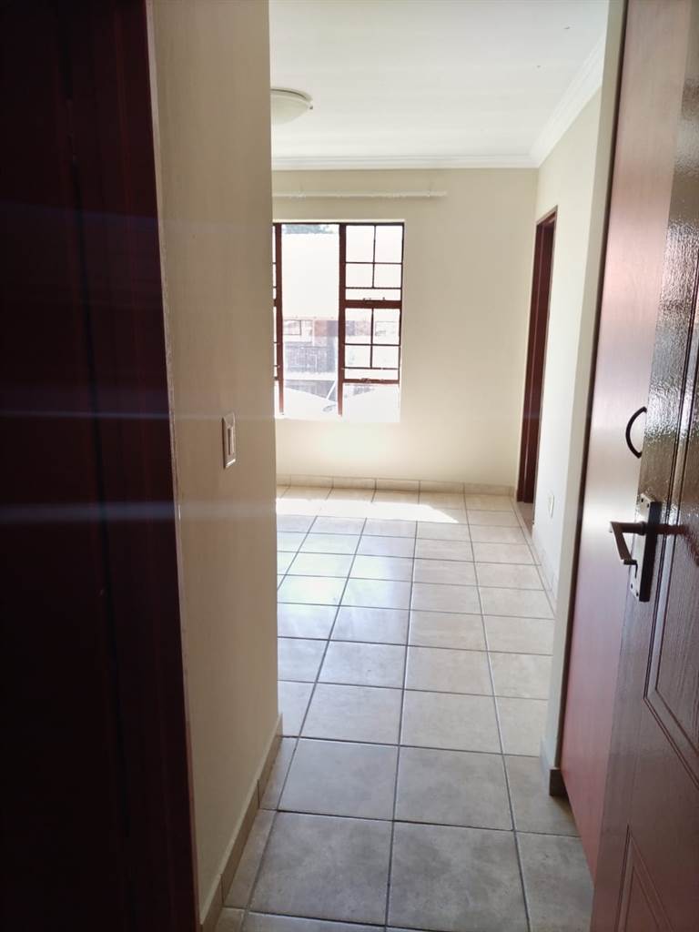 2 Bed Apartment in Magalieskruin photo number 11