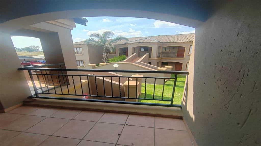 3 Bed Townhouse in Helderwyk photo number 3