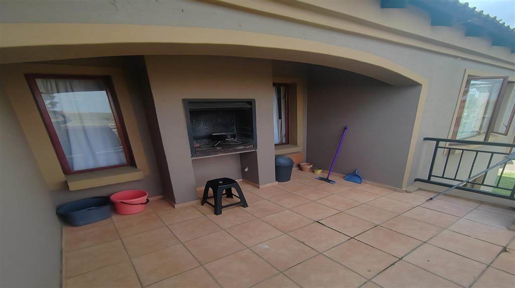 3 Bed Townhouse in Helderwyk photo number 17