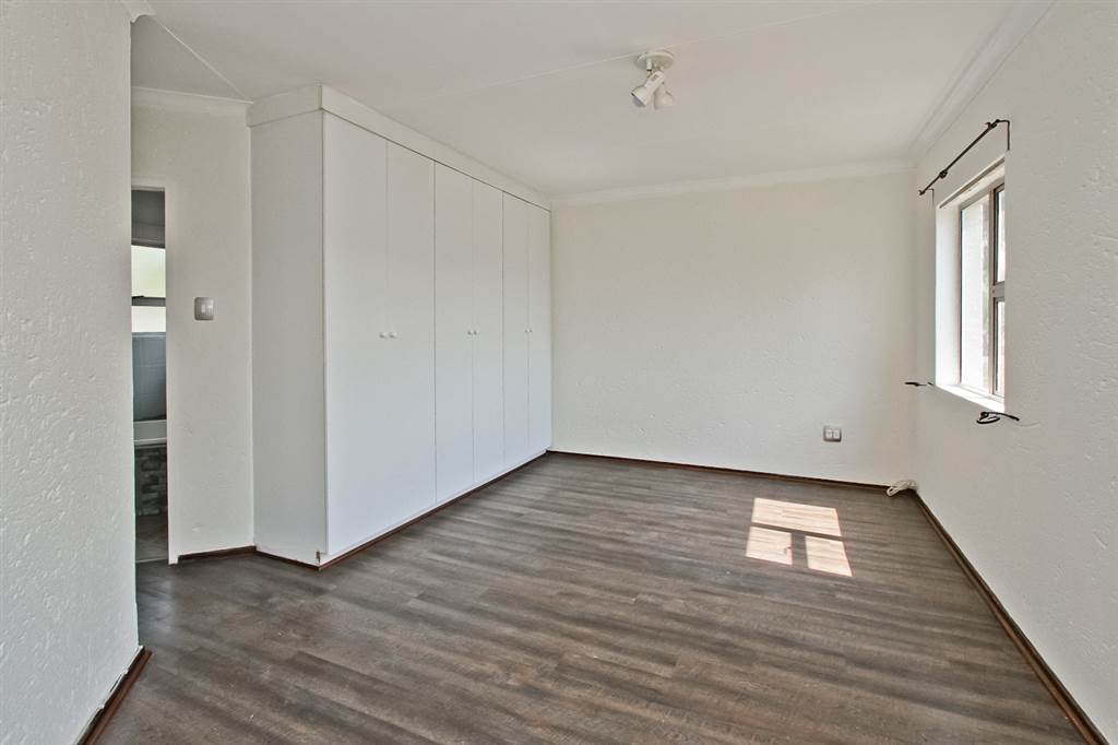2 Bed Apartment in Bedfordview photo number 4