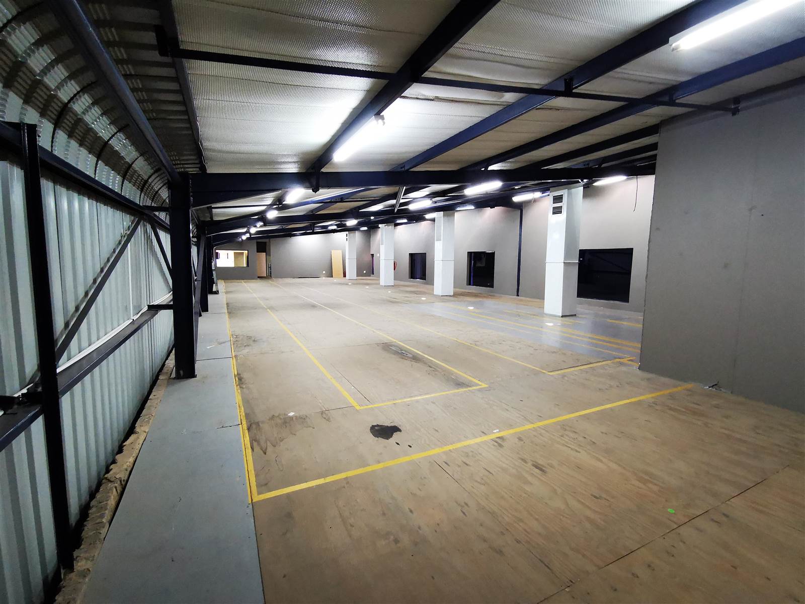 1386  m² Industrial space in North Riding photo number 2
