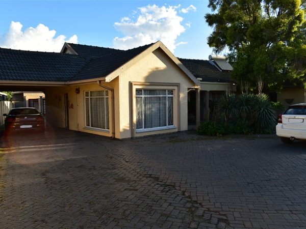 587  m² Commercial space in Baillie Park