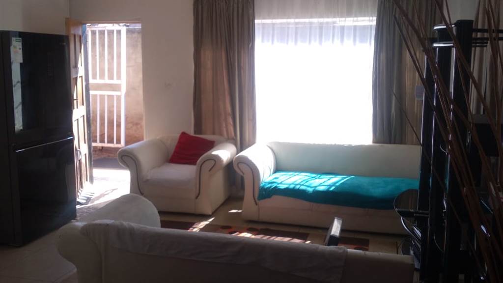 2 Bed House in Mohlakeng photo number 3