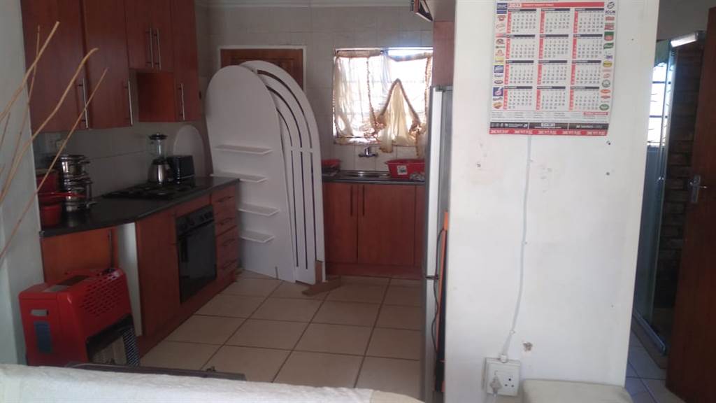 2 Bed House in Mohlakeng photo number 2