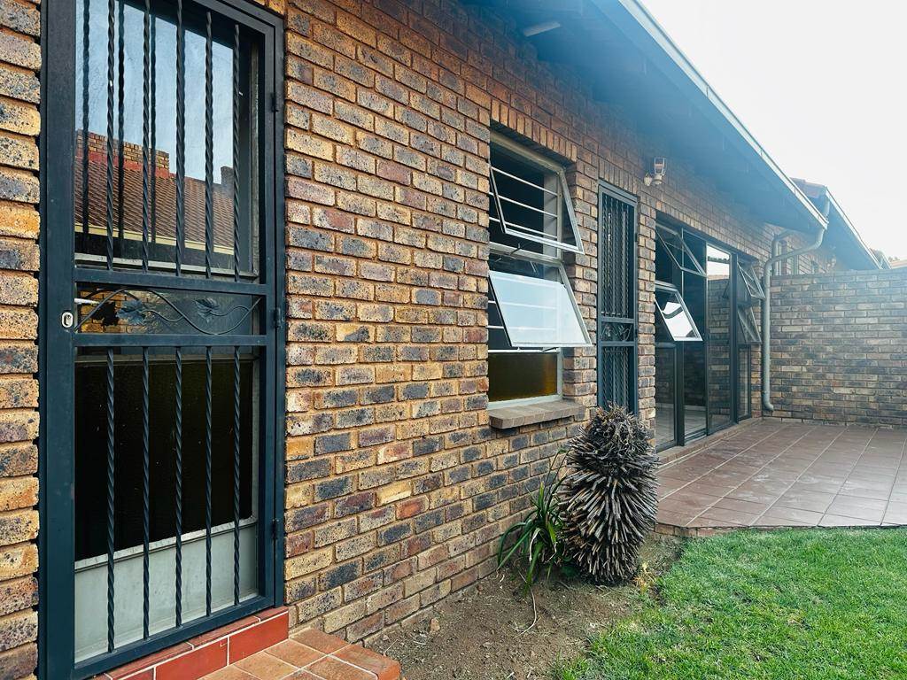 3 Bed Townhouse in Dalpark Ext 1 photo number 3