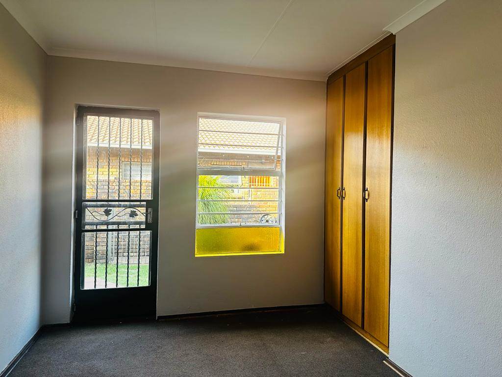 3 Bed Townhouse in Dalpark Ext 1 photo number 8
