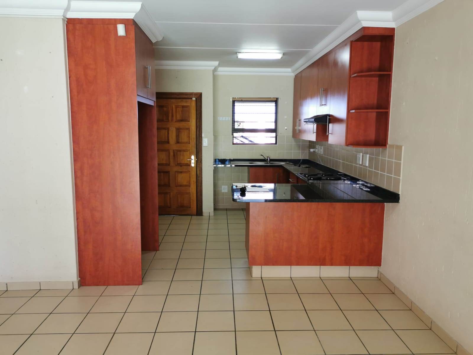 2 Bed Apartment in Boksburg North photo number 3
