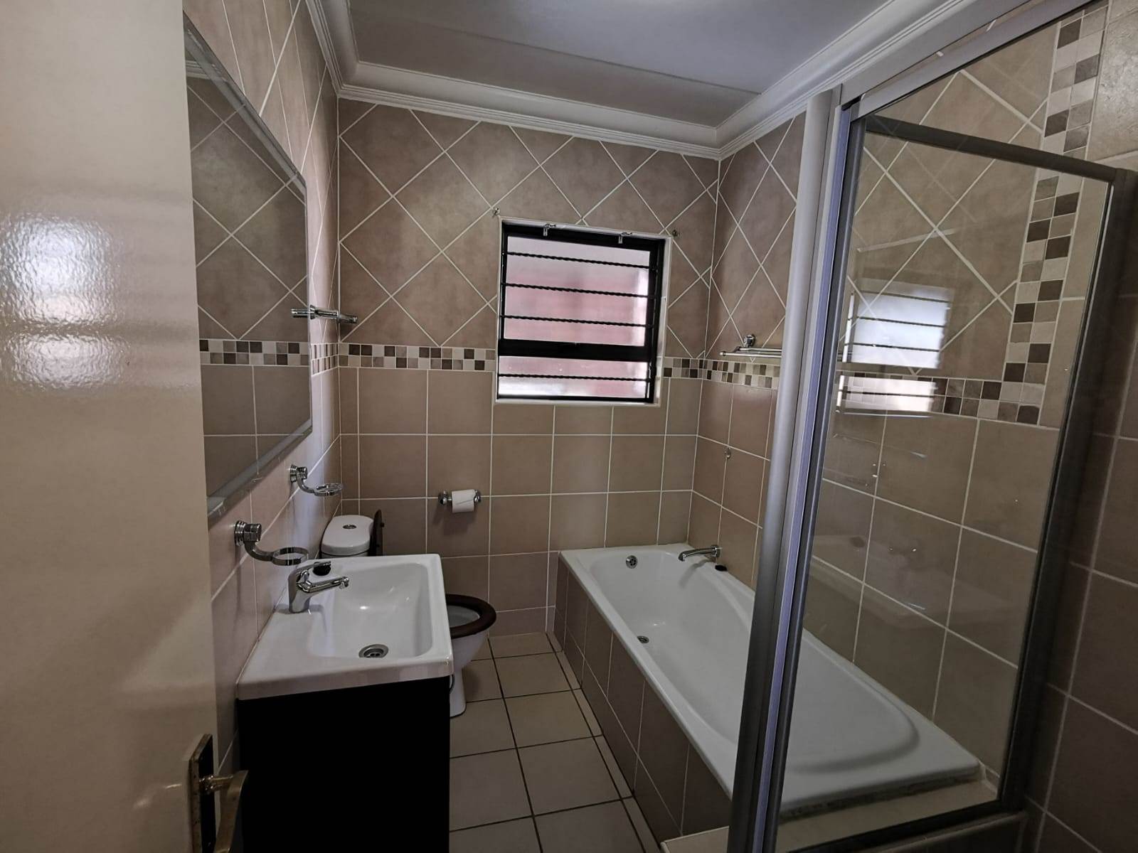 2 Bed Apartment in Boksburg North photo number 5