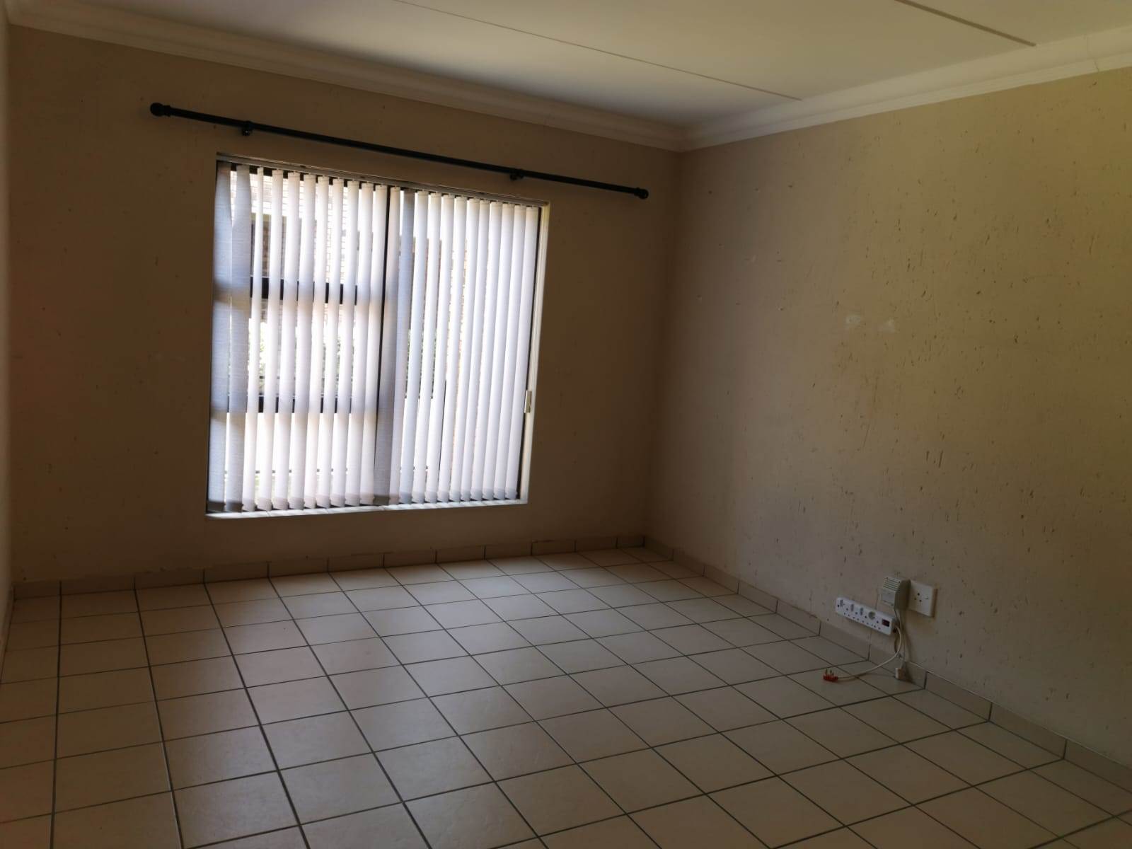 2 Bed Apartment in Boksburg North photo number 11