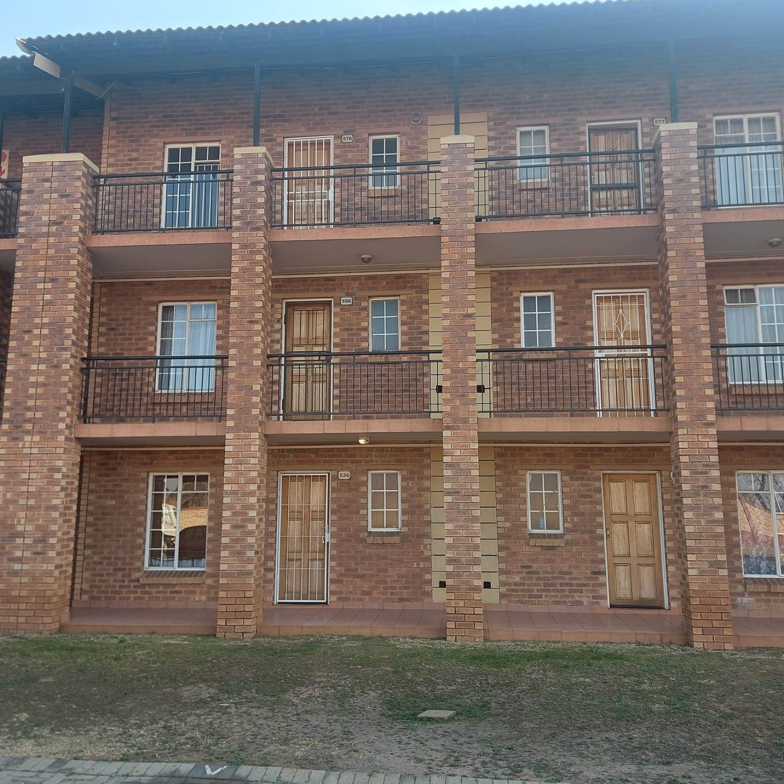 2 Bed Apartment in Boksburg North photo number 2
