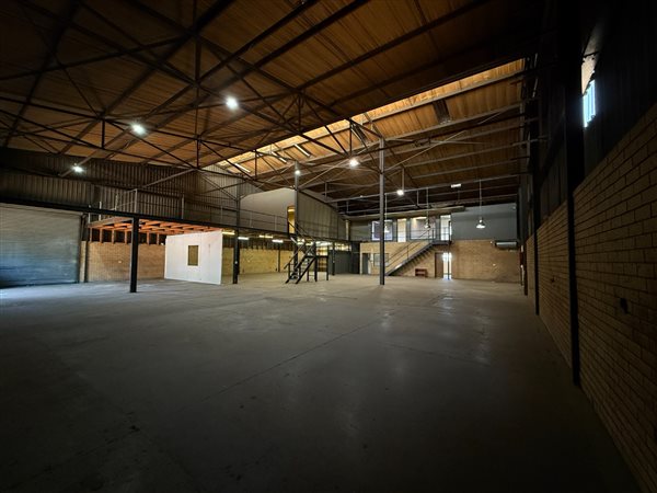 952  m² Commercial space