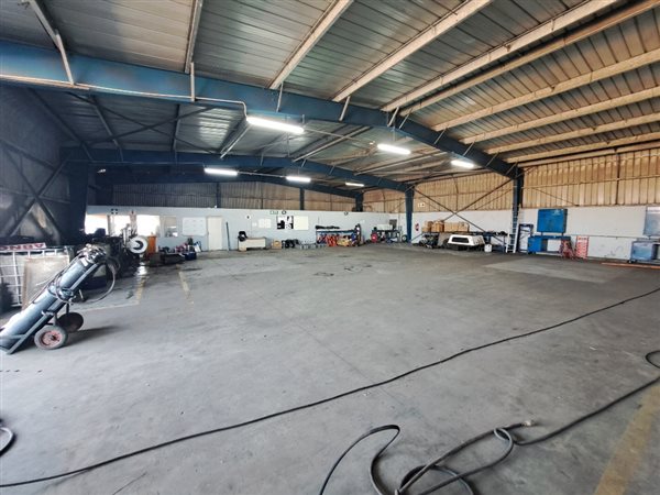 1 300  m² Industrial space