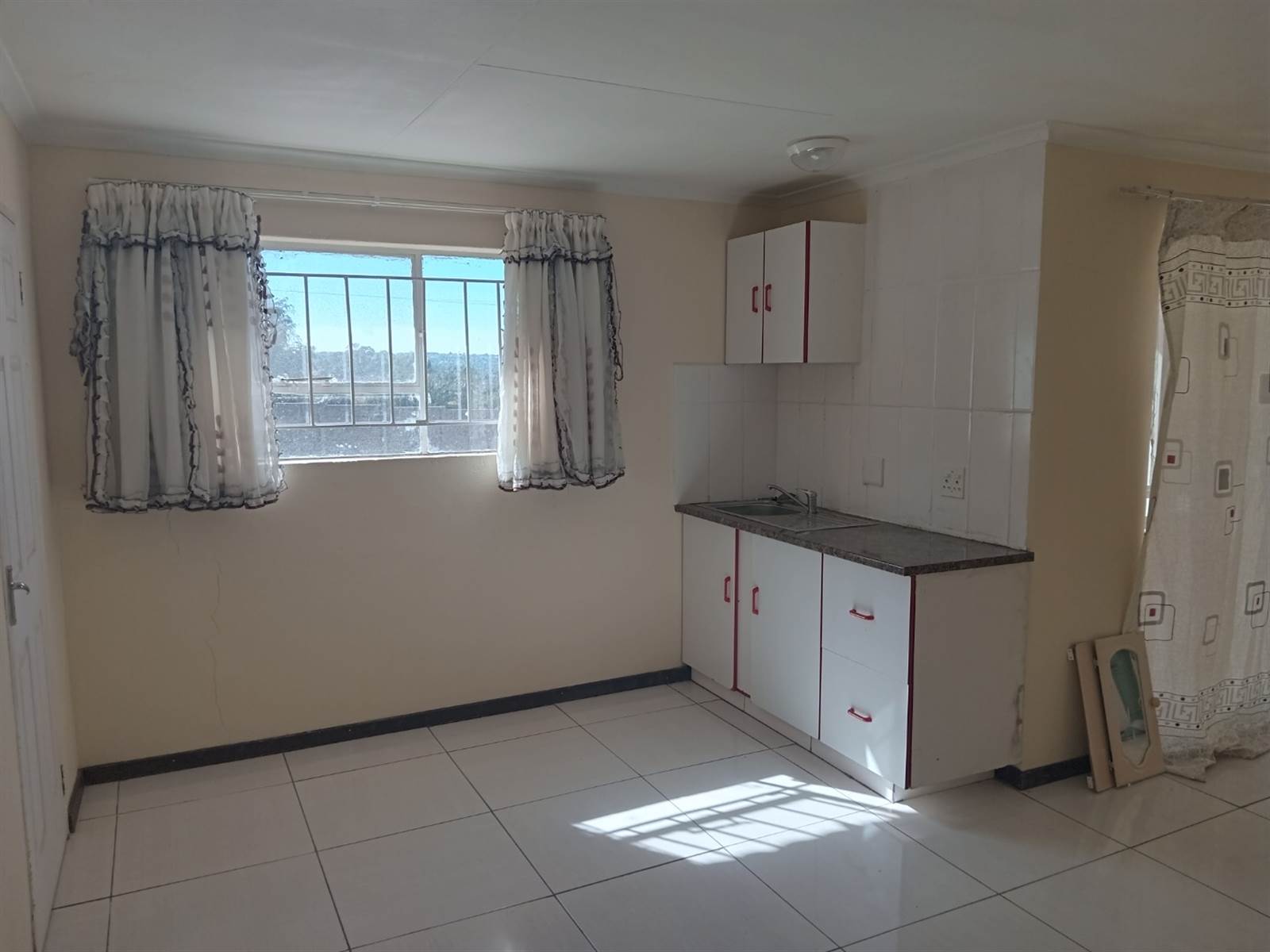 1 Bed Apartment in Meredale photo number 1