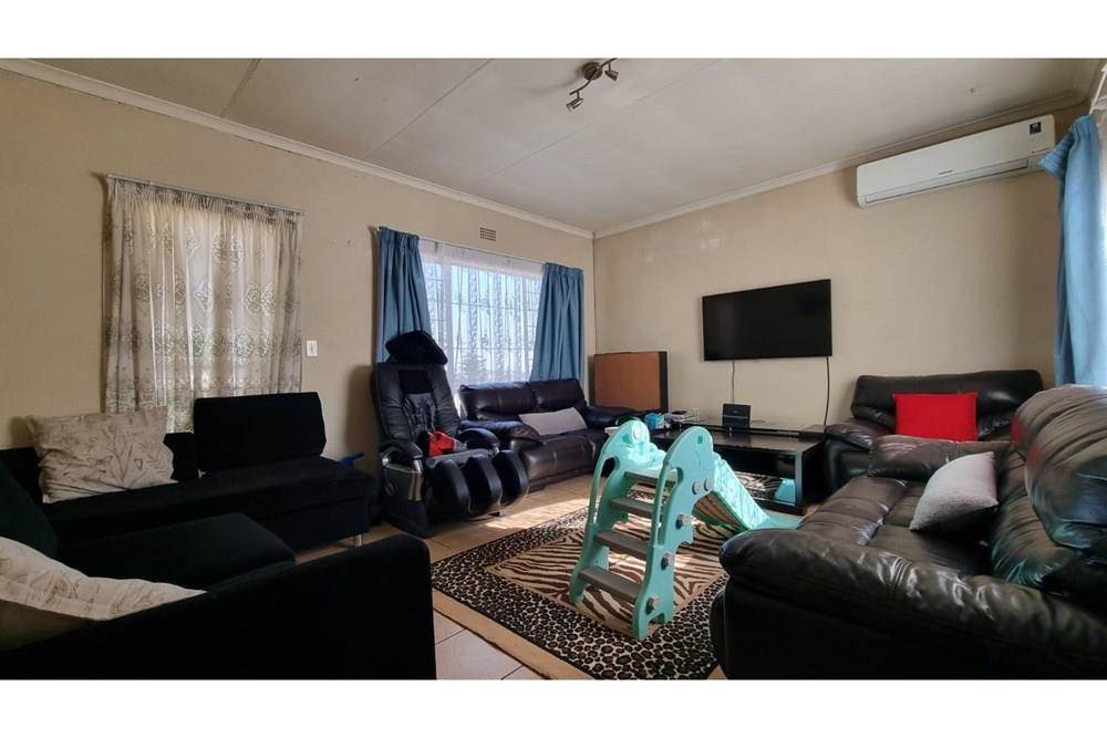3 Bed Apartment in Jeppestown photo number 16