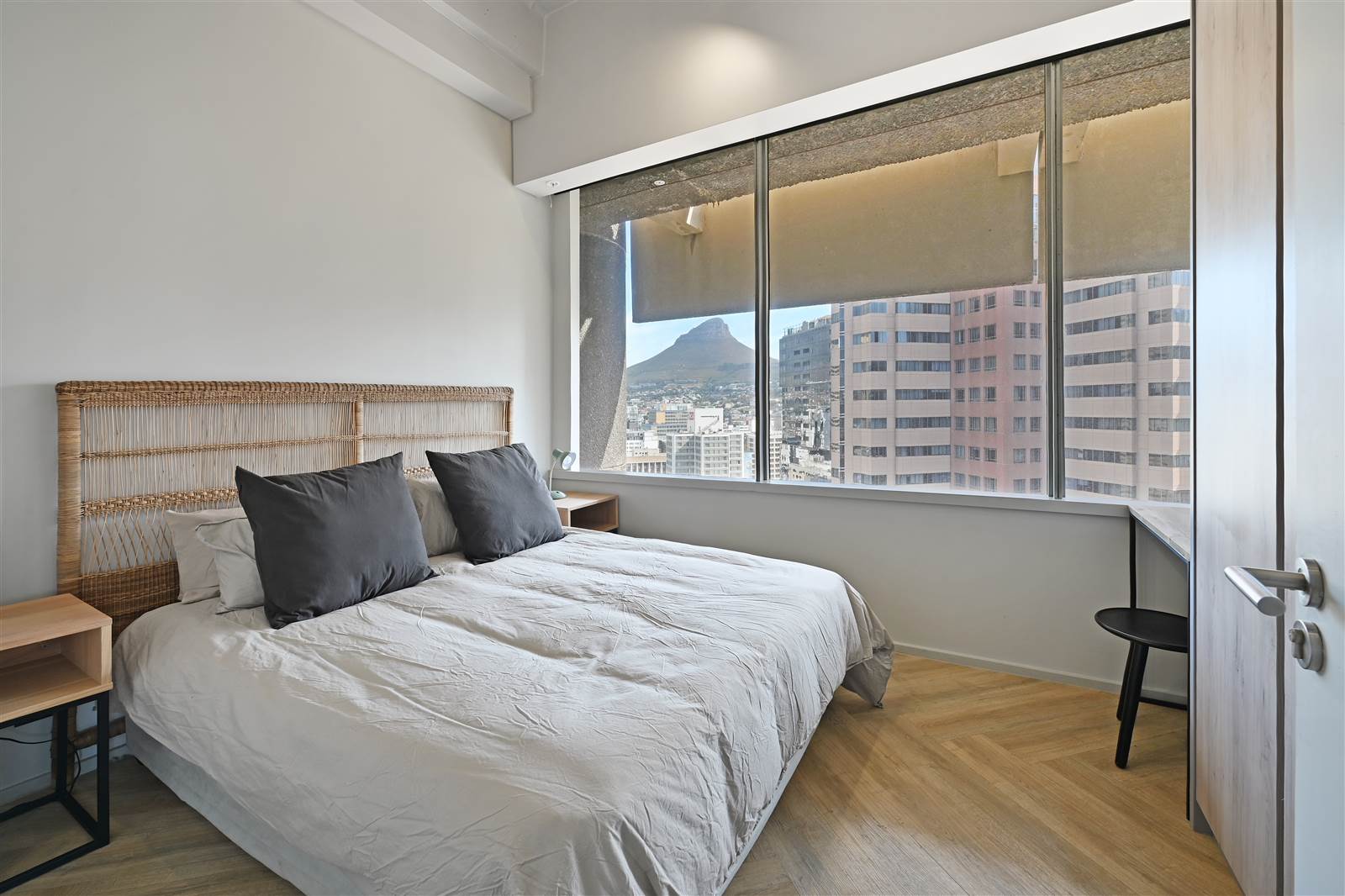 1 Bed Apartment in Cape Town City Centre photo number 6