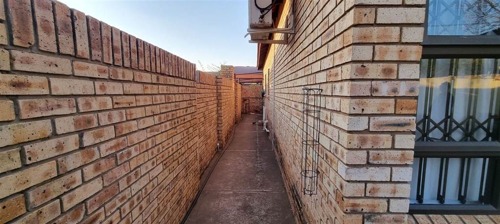 3 Bed Townhouse in Rhodesdene photo number 15
