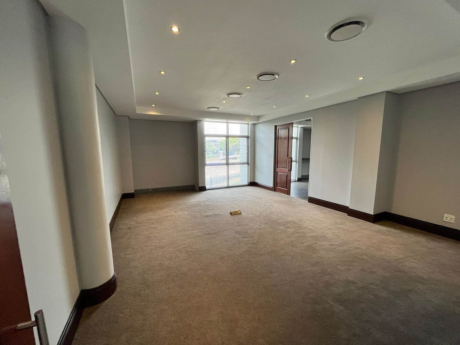 713  m² Commercial space in Bryanston photo number 3