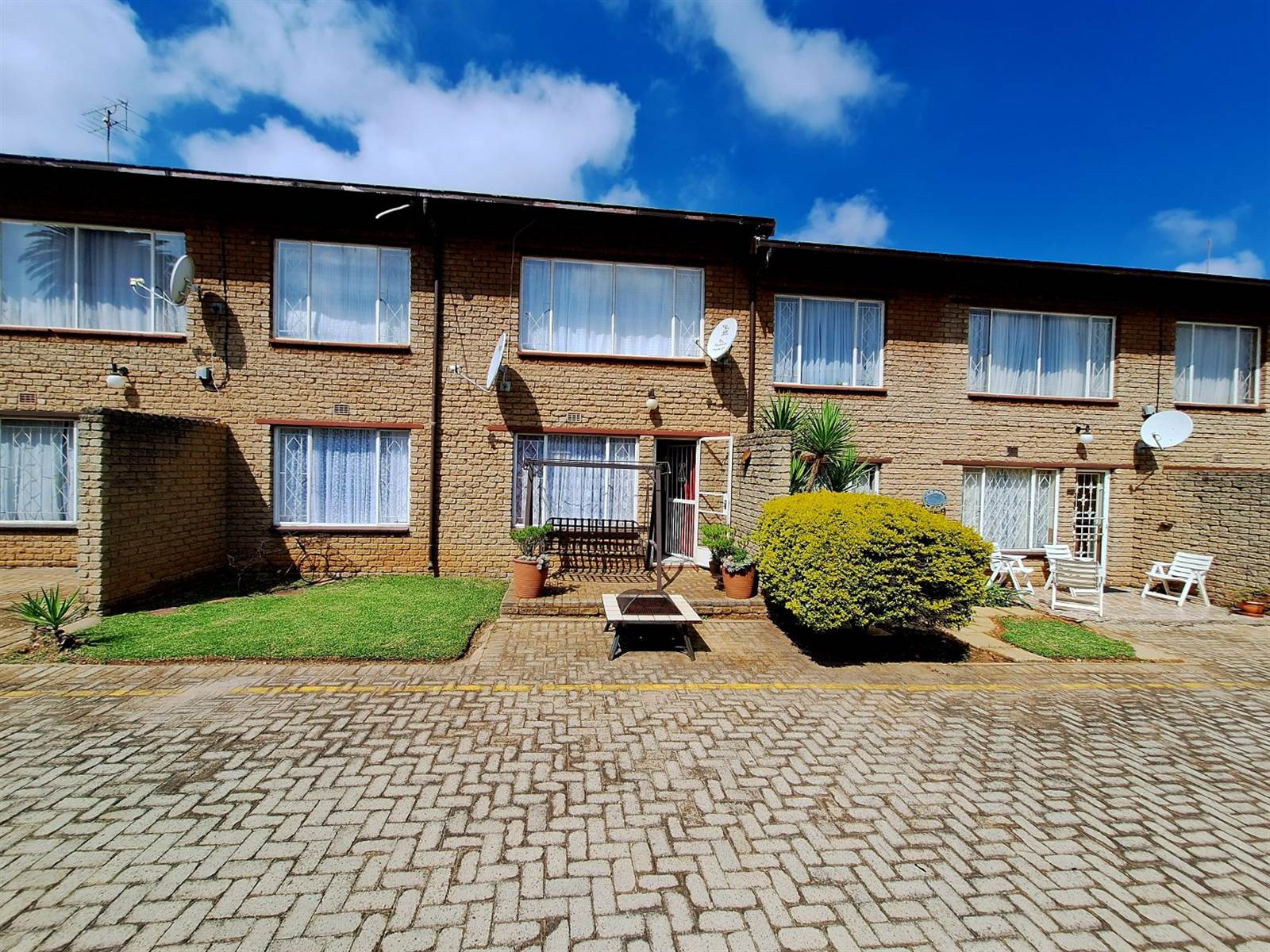 1 Bed Apartment in Krugersdorp North photo number 1