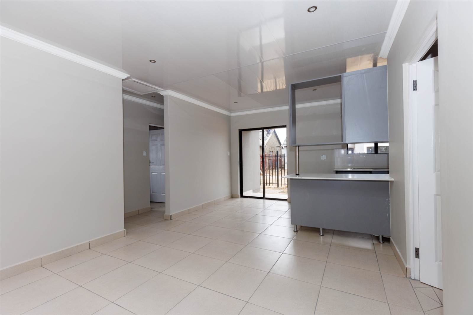 3 Bed Townhouse in Bloemspruit photo number 5
