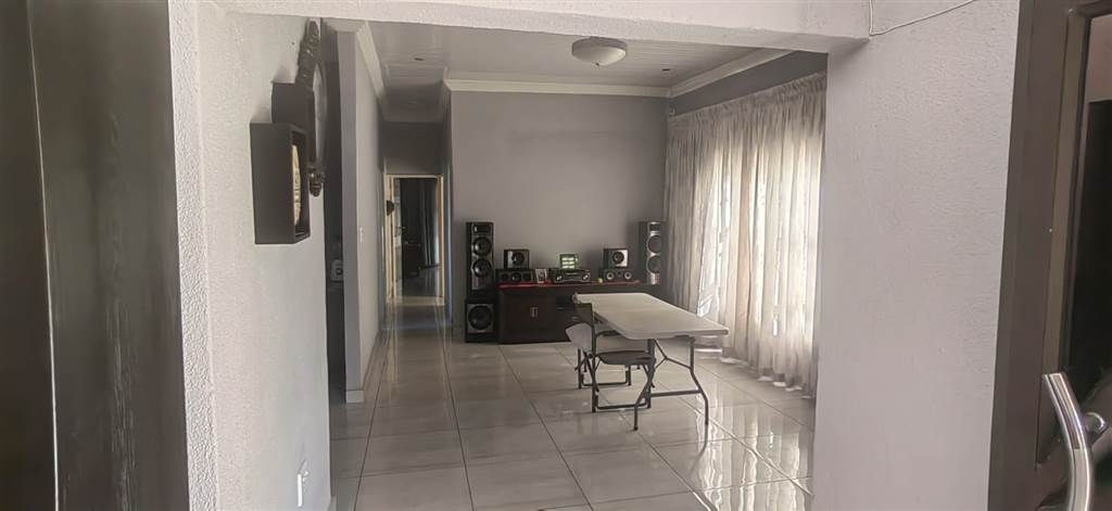 3 Bed House in Tlhabane photo number 10