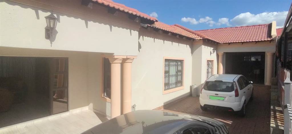3 Bed House in Tlhabane photo number 3