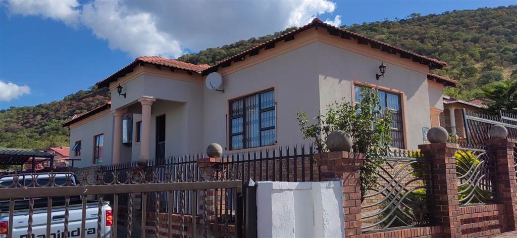 3 Bed House in Tlhabane photo number 2