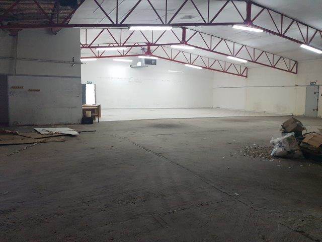 850  m² Industrial space in Hilton photo number 4