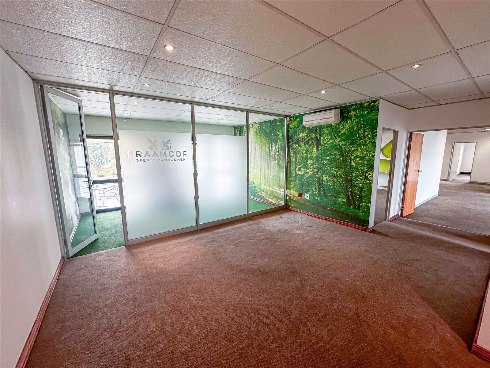 246  m² Commercial space in Bryanston photo number 2