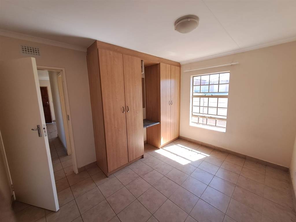 3 Bed House in Olievenhoutbosch photo number 13